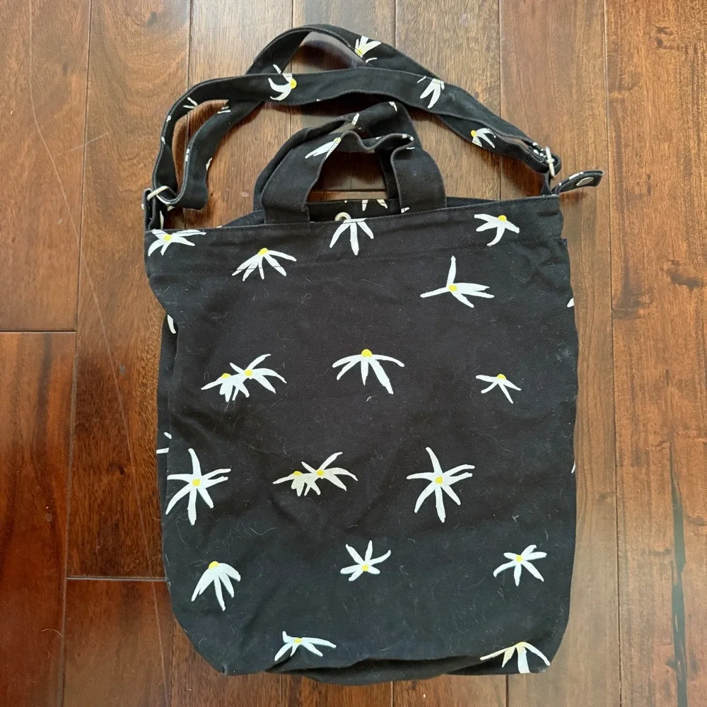 BAGGU Daisy Print Canvas Tote Crossbody Bag Black White Floral Adjustable Boho